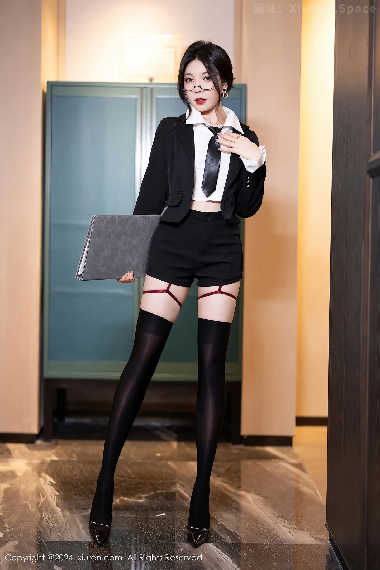 图片[2]-[XiuRen秀人网]VOL.8440 女神徐莉芝Booty性感黑色制服露黑色蕾丝情趣内衣撩人诱惑写真82P-秀人网官方网站